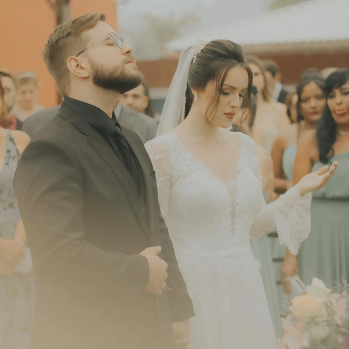 Noivo emocionado e noiva de véu durante a cerimônia