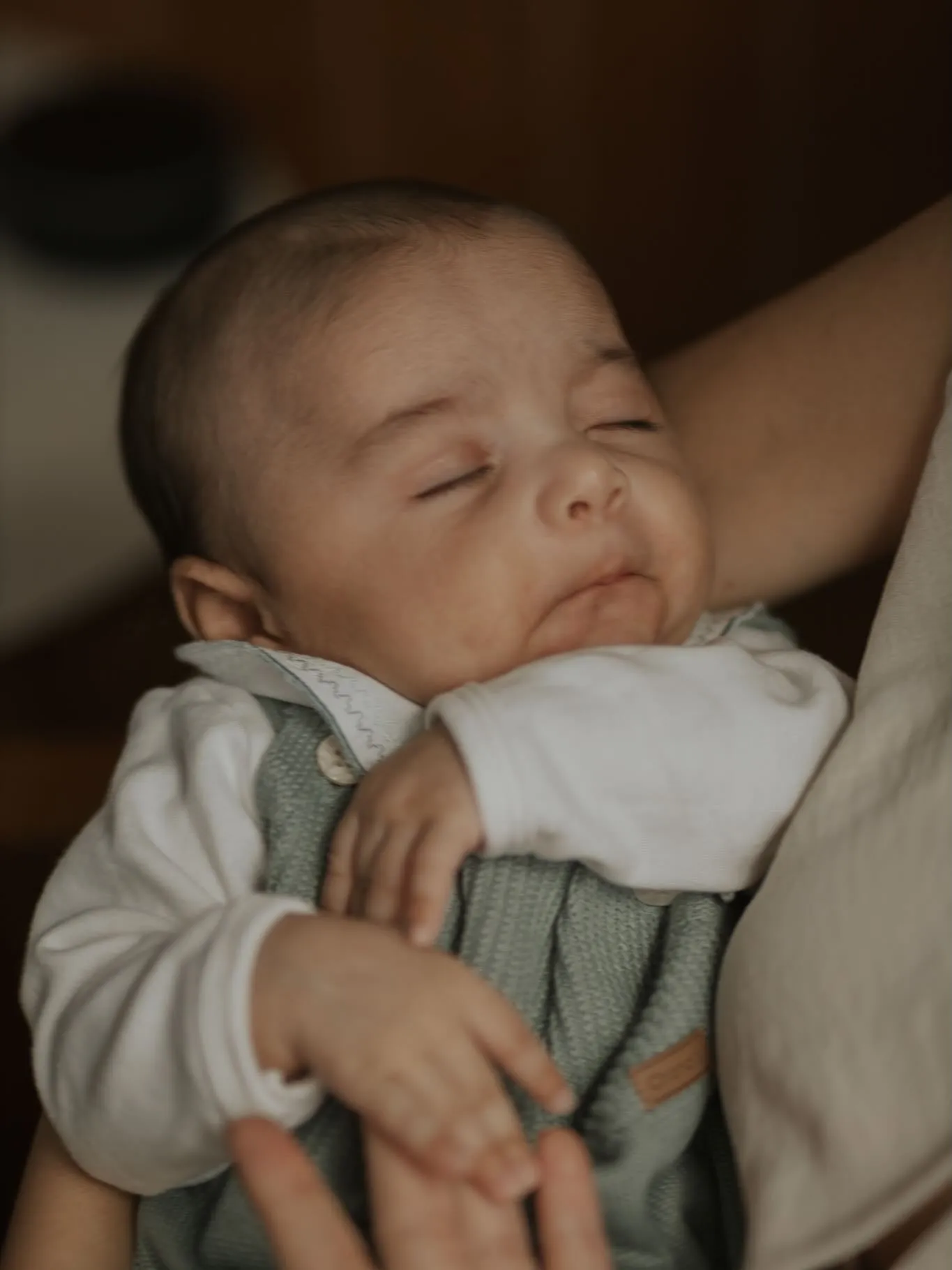 Bebê recém-nascido dormindo no colo da mãe