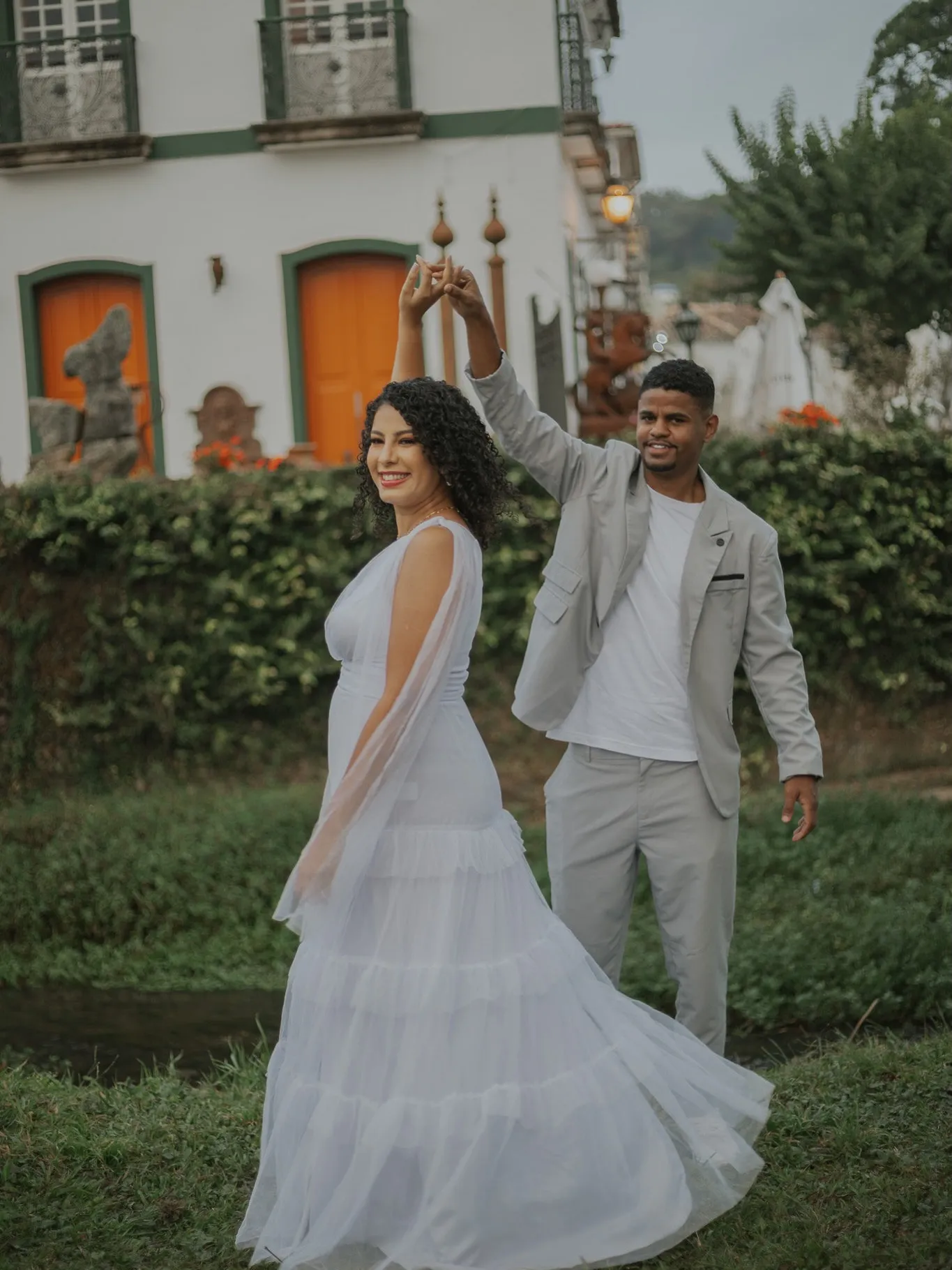 Casal dançando em frente a casarão colonial em Tiradentes, noiva girando o vestido