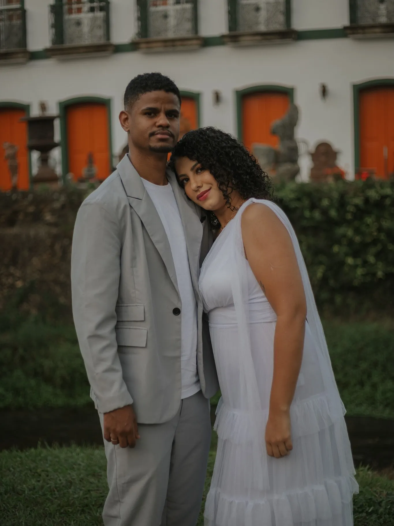 Retrato do casal abraçado em ensaio pré-wedding